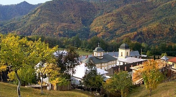 peste 2 000 de credinciosi sarbatoresc nasterea sfantului ioan botezatorul la manastirea frasinei