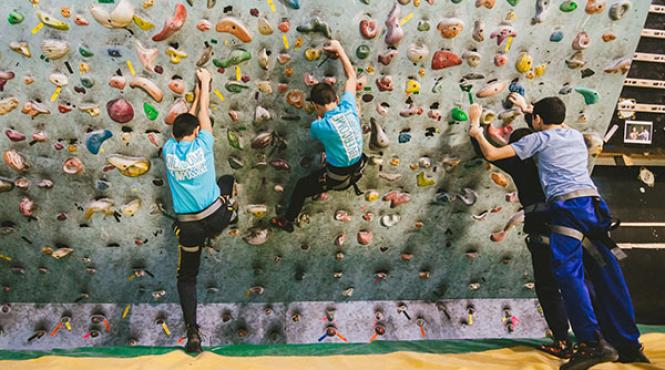 campionul care escaladeaza un munte de prejudecati sute de copii cu deficiente au ajuns la salile de catarat