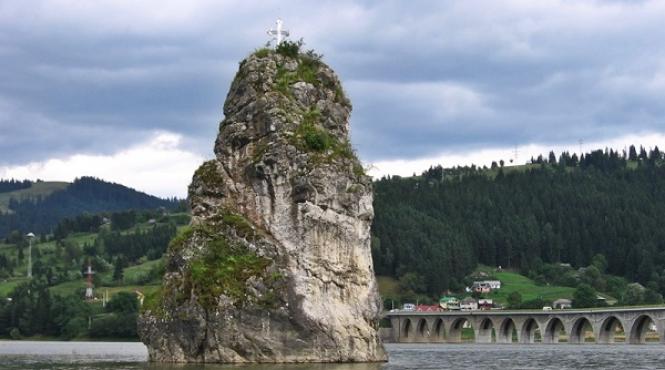 locuri infricosatoare din romania piatra care umbla noaptea si pe langa care oamenii trec scuipandu si in san