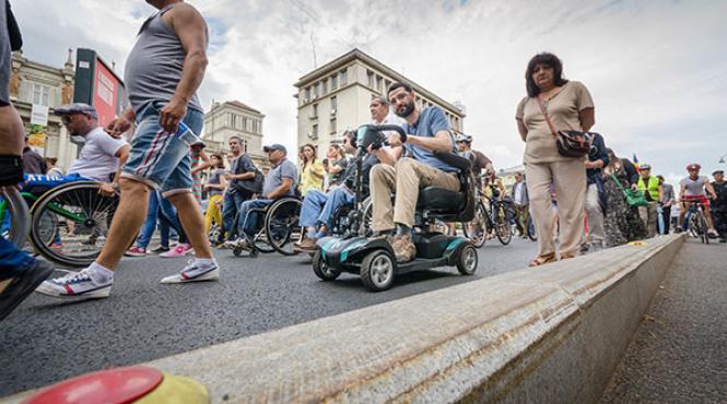 fara bordura sute de bucuresteni au participat la marsul orasul accesibil pentru oameni