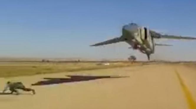 filmare incredibila un militar fuge din calea unui mig 25 care zboara la mica inaltime