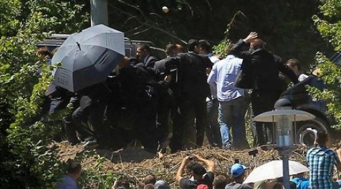 premierul serbiei atacat cu pietre la comemorarea de la srebrenica