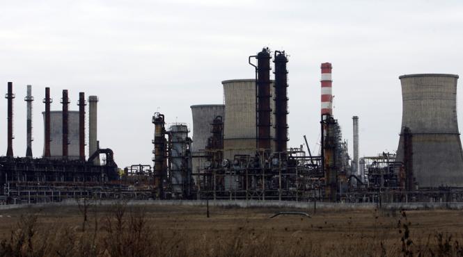 lukoil ameninta ca va inchide rafinaria daca va fi impus sechestru asupra activelor si conturilor