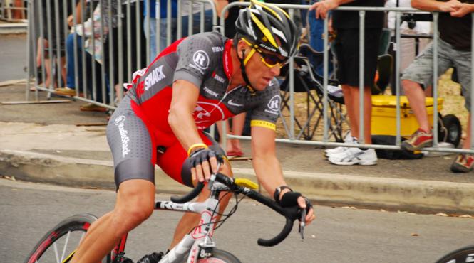 lance armstrong pedaleaza in turul frantei pentru o asociatie caritabila