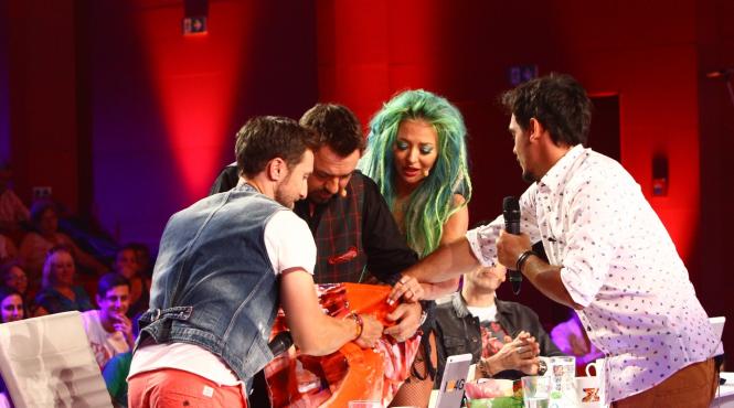 o sacosa plina cu bomboane pentru juratii x factor