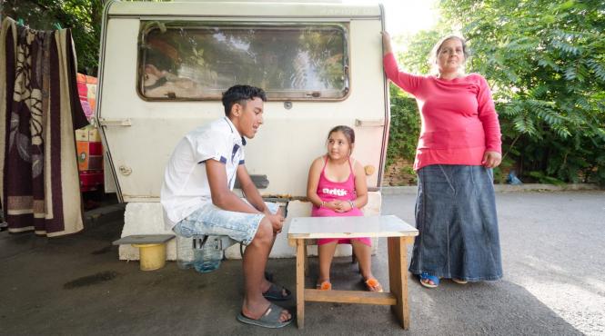 cum isi bate joc administratia bucurestiului de o vaduva cu doi copii