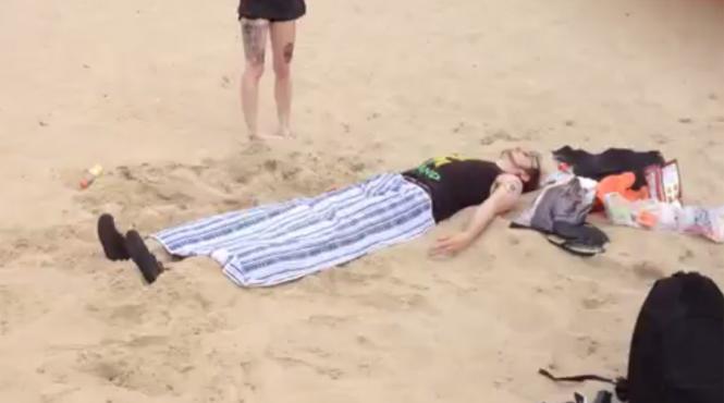 un barbat se odihnea pe o plaja dar s a intamplat ceva ciudat video viral