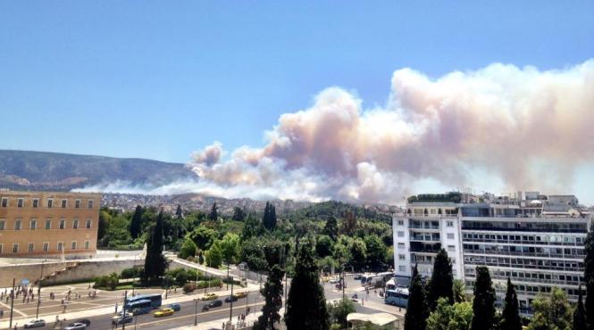 un incendiu de vegetatie a ajuns intr un cartier de la periferia atenei