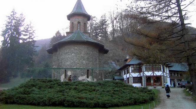 pelerin mort la mormantul lui arsenie boca