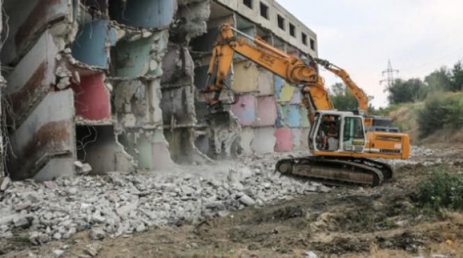 scandal la giurgiu au demolat din greseala un alt bloc care e treaba voastra si daca am gresit cladirea ce