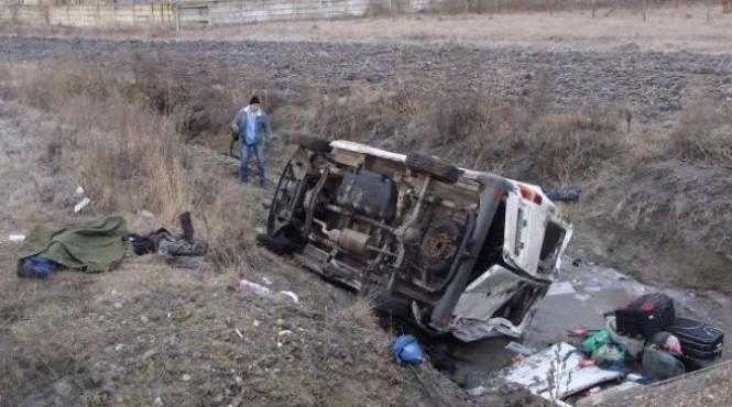 microbuz rasturnat pe dn1 in judetul sibiu patru oameni au fost raniti