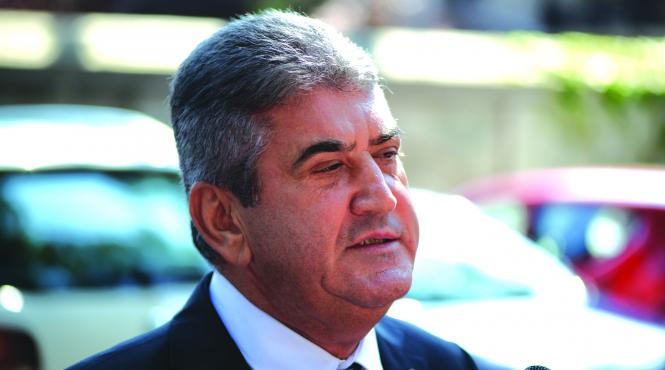 oprea isi ofera serviciile de mediator intre partide