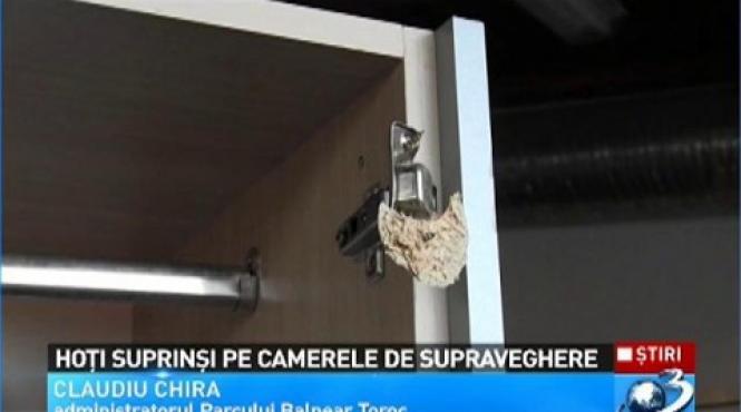 hoti surprinsi de camerele de supraveghere si apoi prinsi de politie