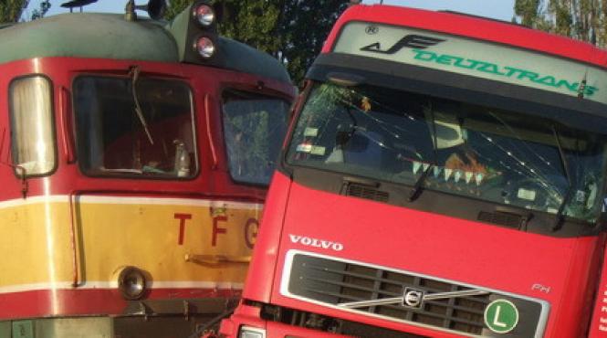 caras severin un tren de persoane a lovit un autotir patru raniti un vagon deraiat si trafic feroviar intrerupt