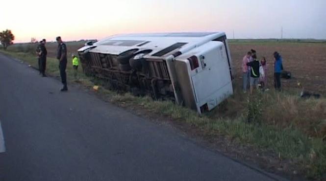 braila autocar rasturnat pe dn2b doi pasageri au murit un copil si un adult si mai multi au fost raniti