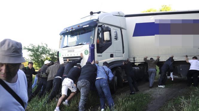 circulatia rutiera pe dn 6 este blocata pe ambele sensuri