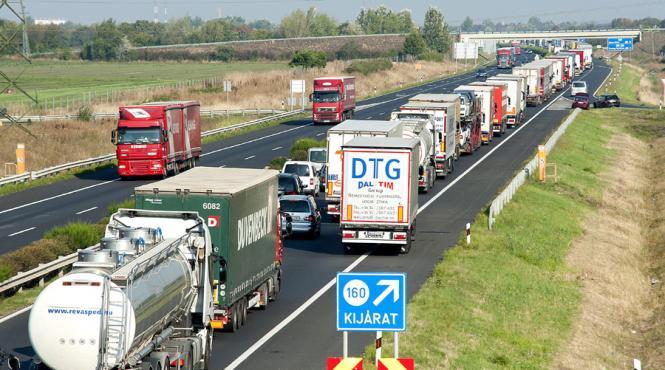 cozi imense de autovehicule la granita de est a austriei
