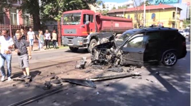 accident spectaculos a depasit un tramvai si l a lovit alt tramvai