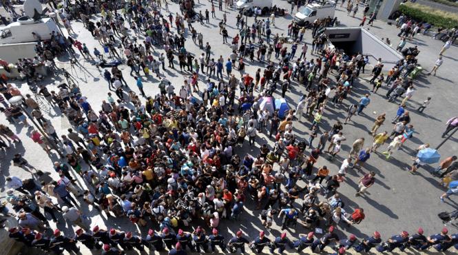 refugiatii sirieni arestati insemnati cu numere pe maini de politia ceha