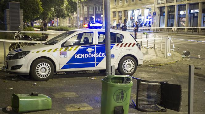 un grup de huligani au provocat distrugeri in apropierea hotelului unde este cazata nationala romaniei