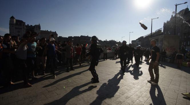 un grup de huligani din galeria nationalei de fotbal a ungariei a atacat refugiatii din fata garii keleti