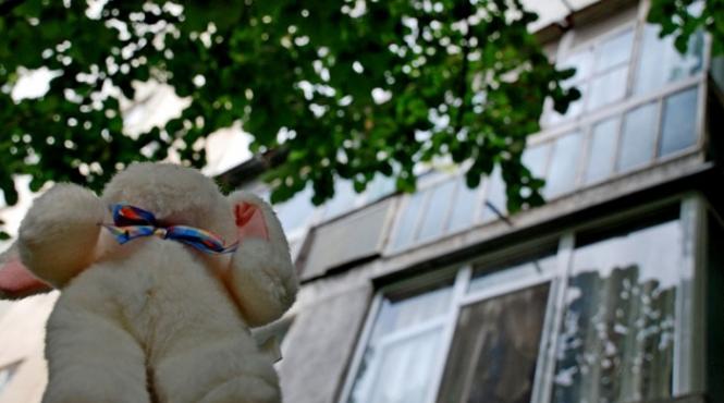 caz socant la braila bebelus scapat din brate de la balcon