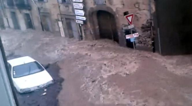 video potop in sudul frantei a plouat in 3 ore cat in 3 luni