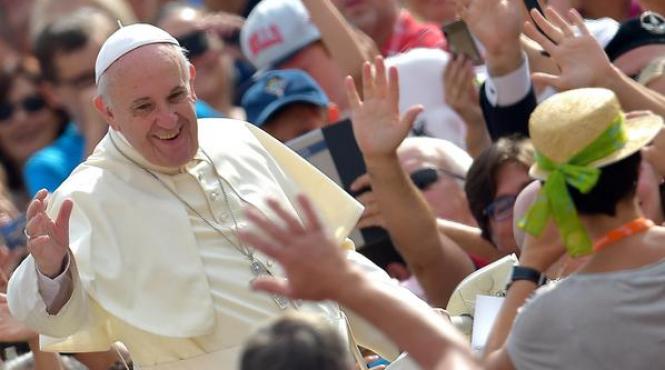 papa francisc marturiseste ca poarta o cruciulita care a apartinut unui preot irakian asasinat