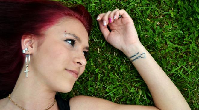 elevii isi apara tatuajele in fata parlamentarilor