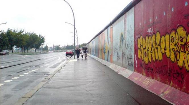 un fragment din zidul berlinului cu semnaturi celebre instalat la departamentul de stat al sua