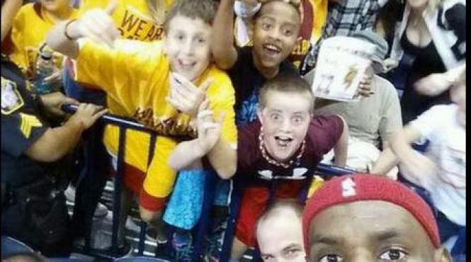 baschetbalistul american lebron si a facut un selfie in timpul unui meci