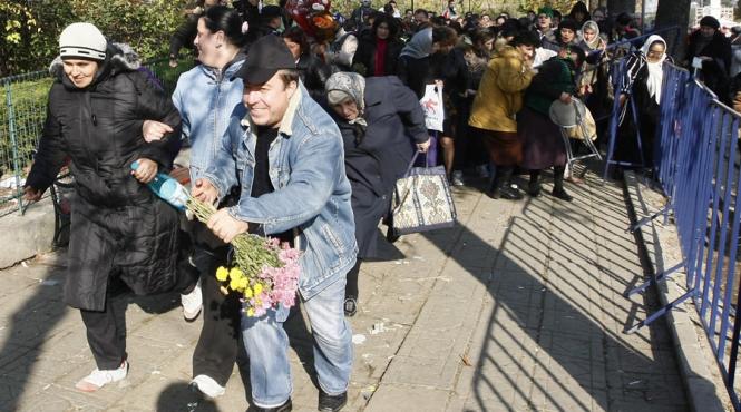 sute de pelerini au ajuns la iasi pentru a se inchina la racla cu moastele sfintei cuvioase parascheva