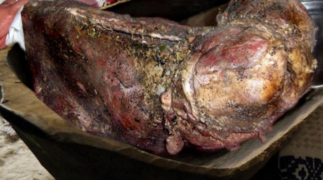 berbecut la groapa bucate de mancat cu o cana de must