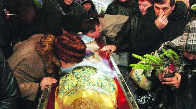 cultul raclelor aduce bisericii milioane de euro