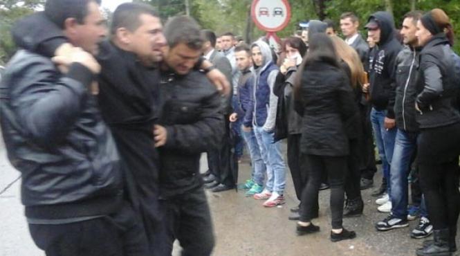 durere mare la inmormantarea preotesei ucise intr un accident rutier chiar sub ochii fetitei sale de 2 ani