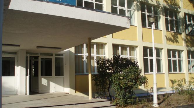 profesorul de sport care a fotografiat trei fete in vestiar sanctionat cu o taiere a salariului cu 10 pe trei luni