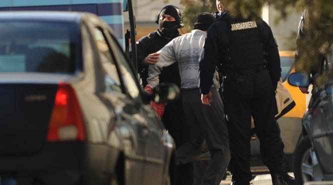 7 persoane printre care si un politist retinute intr un dosar de trafic de influenta