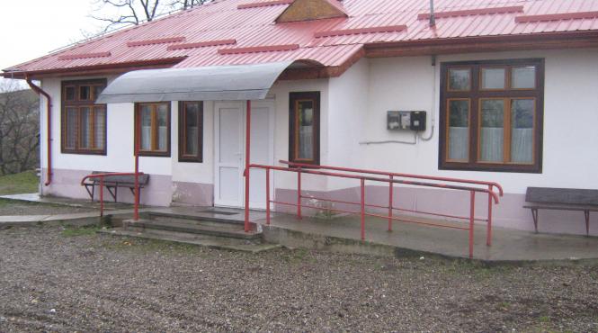 bucati din tavanul unei scoli din rediu s au prabusit in timpul orelor de curs