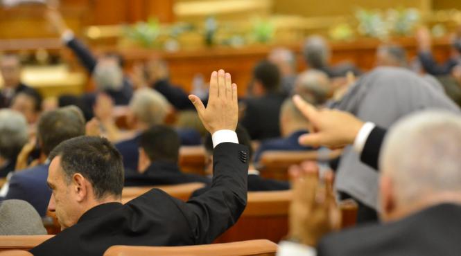 bani pentru hainele cele noi ale alesilor