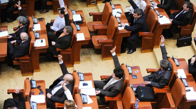 iohannis cere reexaminarea legii privind suma alocata parlamentarilor pentru acoperirea cheltuielilor de transport in teritoriu