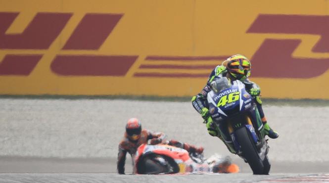 video motogp valentino rossi depunctat pentru ca l a impins pe mark marquez de pe pista