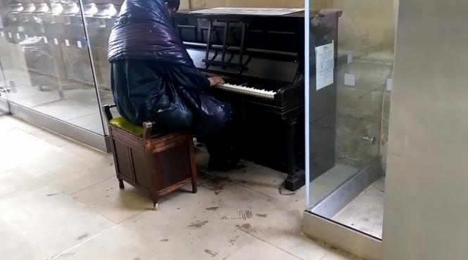 pianistul fara adapost care ii impresiona pe oameni cu talentul sau a fost gasit mort in strada