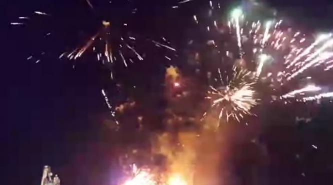 video un incendiu a provocat un enorm foc de artificii