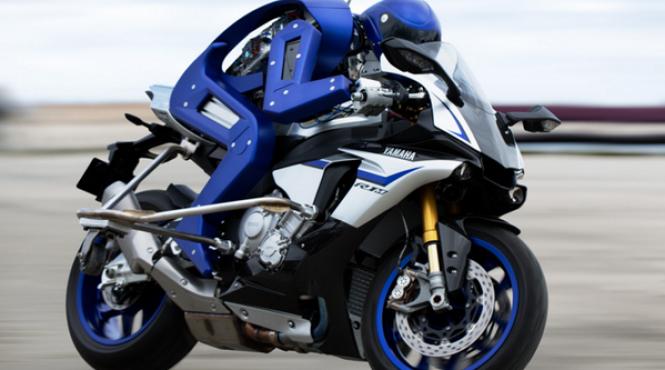 video moto botul de la yamaha il provoaca pe campionul motogp valentino rossi