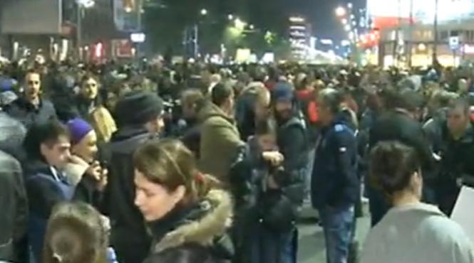 peste 200 de persoane protesteaza in piata universitatii