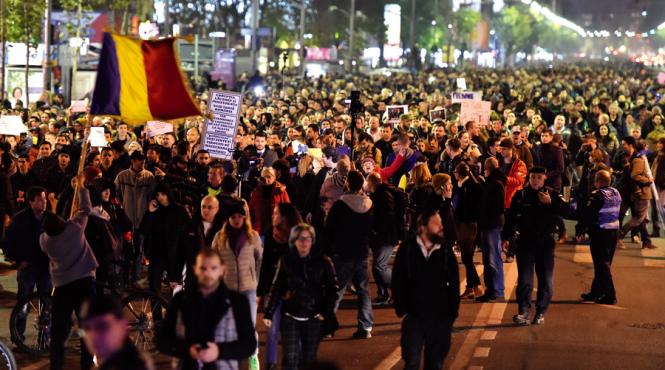 protest de amploare in bucuresti peste 10 000 de oameni s au adunat in piata victoriei