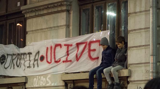a 5 a zi de proteste oamenii au inceput sa se stranga in piata universitatii