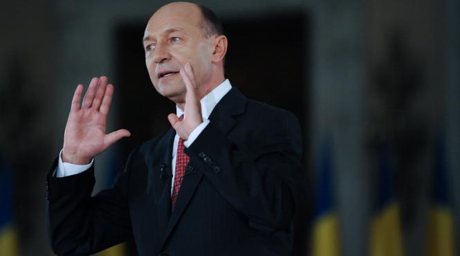 traian basescu ii cere lui klaus iohannis sa actioneze inainte ca romania sa ajunga in anarhie