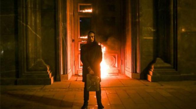 video artist rus arestat dupa ce a dat foc intrarii in fostul kgb