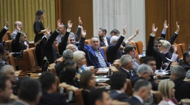 parlamentul a adoptat proiectul majorarii salariilor bugetarilor cu 10 decizia finala apartine presedintelui iohannis